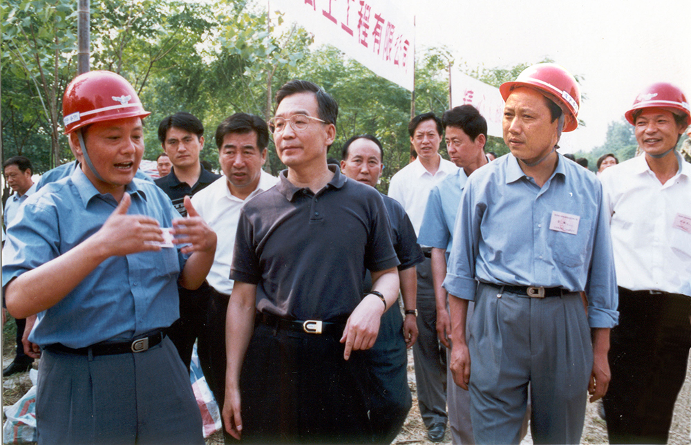 1时任温家宝总理视察华体网站登陆入口洪泽湖大堤应急加固工程.jpg