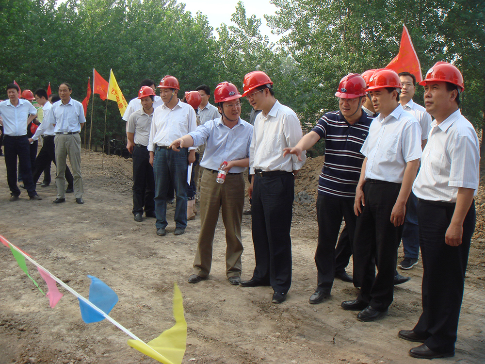 5时任江苏省水利厅厅长李亚平视察华体网站登陆入口施工工地8.JPG
