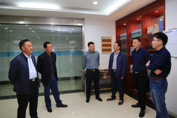 1524646127211199.jpg 华体网站登陆入口领导视察上海分3华体网站登陆入口63_副本.jpg